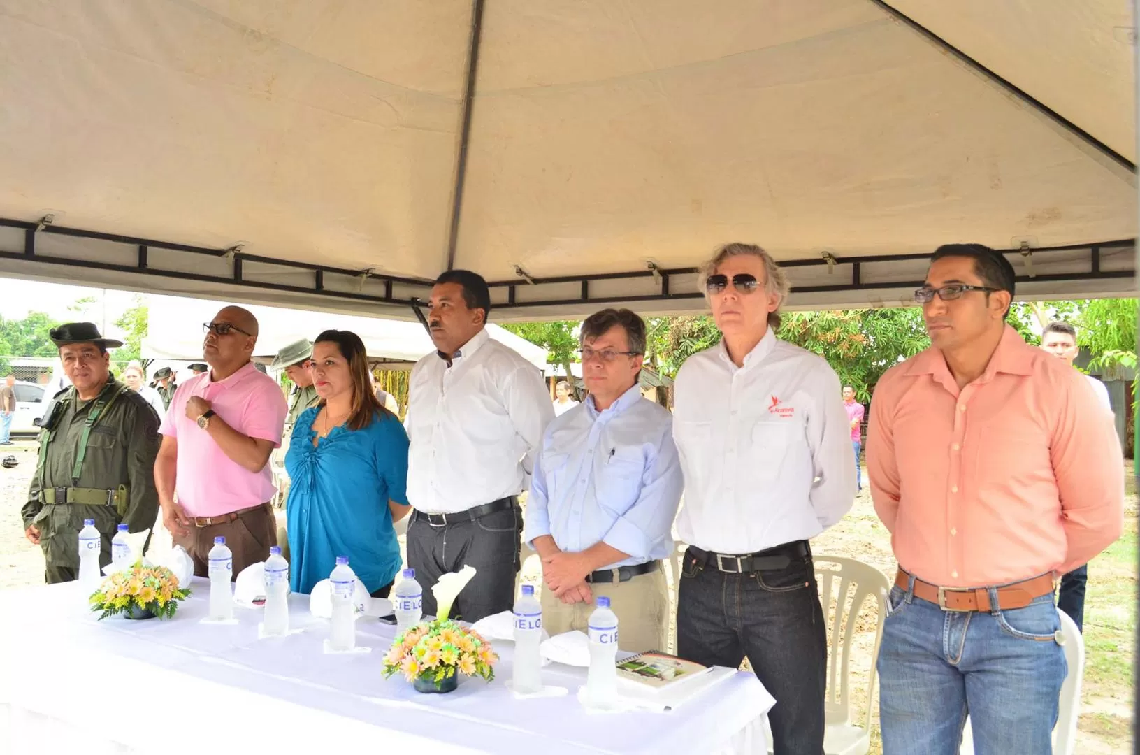 Los principales gestores de la recuperación del humedal del La Madre Vieja en Arauca, en día de la Tierra.
